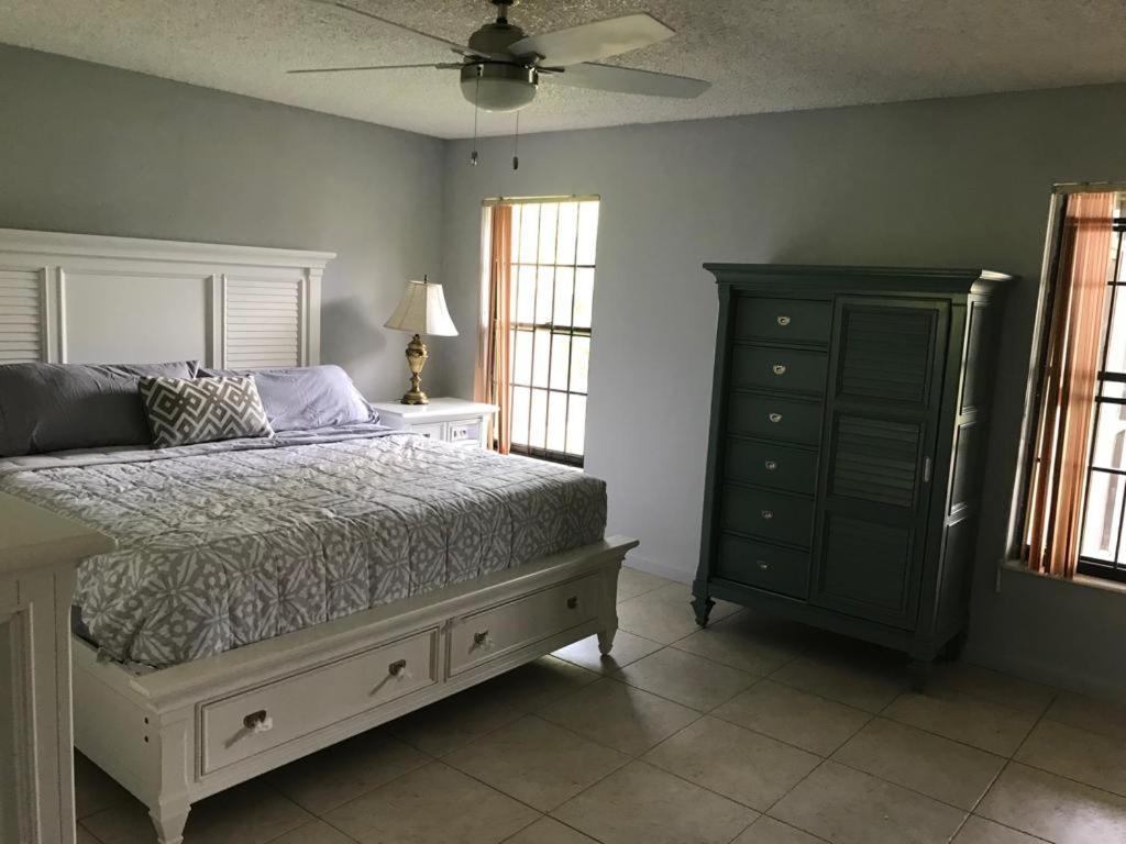 82-10Sw 135Av Villa Miami Exteriör bild